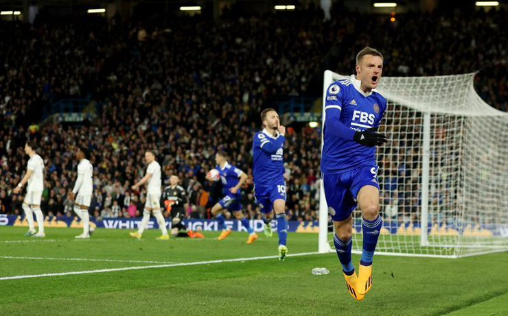 Jamie Vardy giải cứu Leicester City thoát thua Leeds United