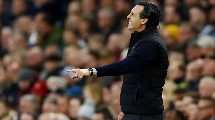 HLV Unai Emery (Aston Villa) tích cực chỉ đạo các học trò trên đường pitch