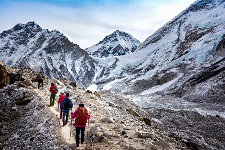 Muốn leo lên đỉnh Everest, ban cần tiêu tốn bao nhiêu tiền? - 1
