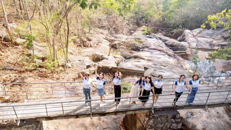 Đứng trên đỉnh núi Dinh du khách có thể phóng tầm mắt thưởng ngoạn bán đảo Long Sơn xinh đẹp. Ảnh: NGUYỄN THỊ MINH.