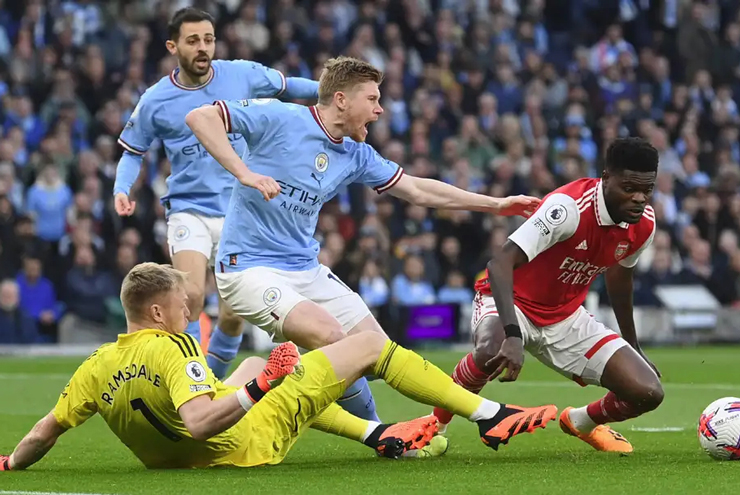 De Bruyne phạm lỗi với Partey trong tình huống này?