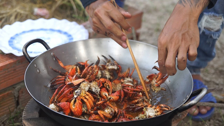 Người dân địa phương cho biết loài này ở rất sâu trong hang nên để bắt được không hề dễ dàng, người giỏi nhất mỗi ngày cũng chỉ kiếm được khoảng 2-3kg.
