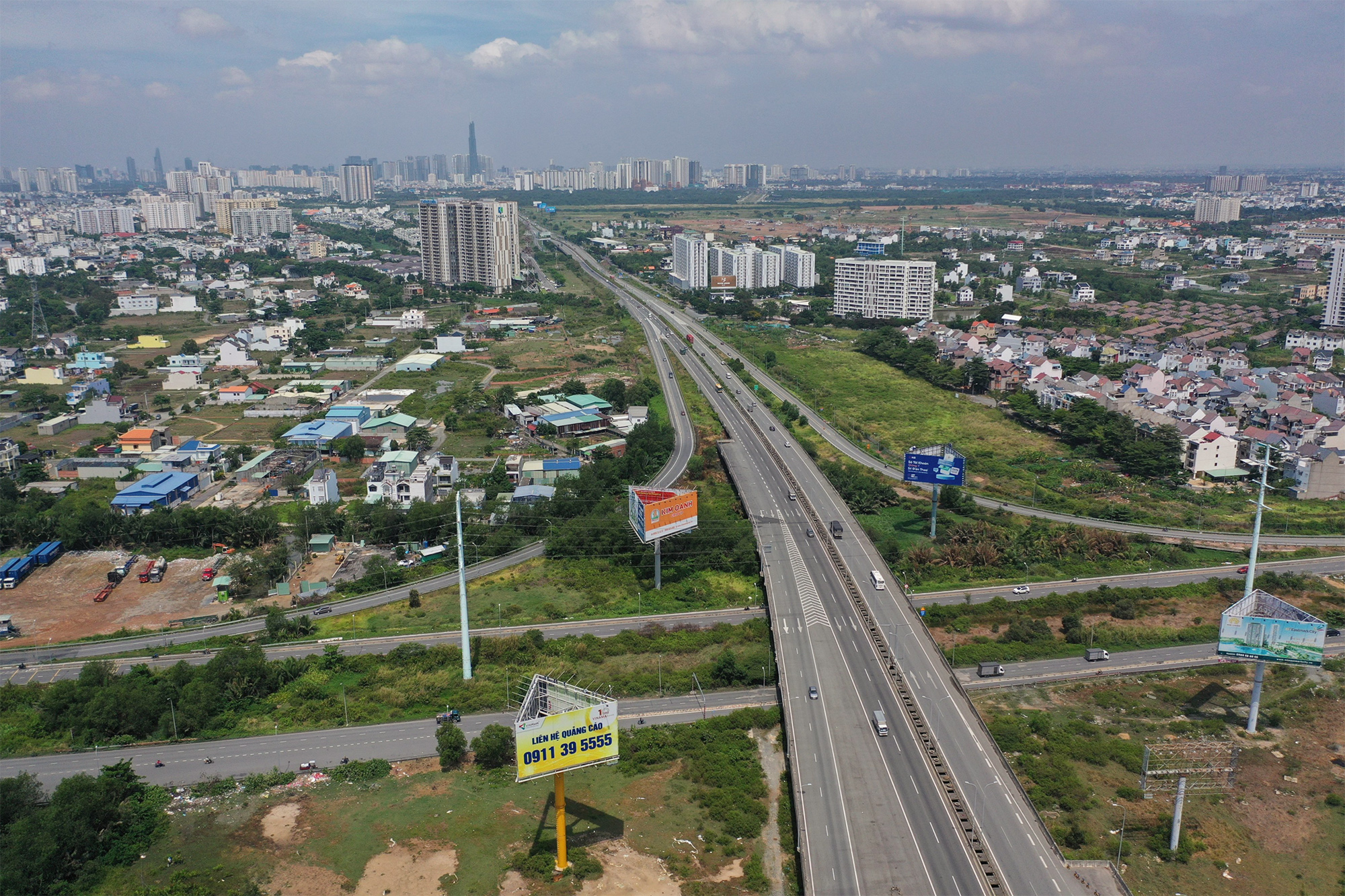 Công trình nút giao thông lớn nhất TP.HCM này giúp kết nối giao thông cửa ngõ phía Đông với phía Tây, các tỉnh Đông Nam Bộ và phía Bắc, các khu đô thị, khu công nghiệp, cảng biển… xung quanh.