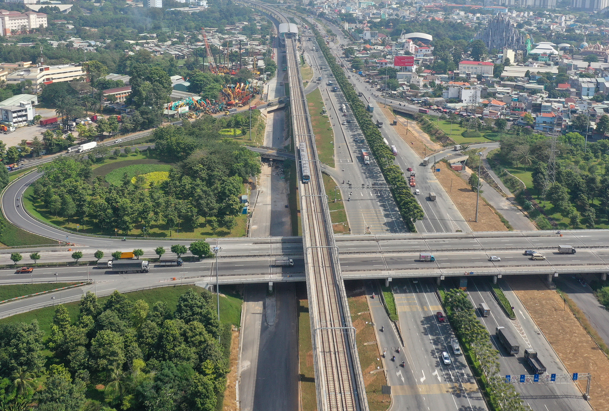 Hiện tại, nút giao này có hệ thống metro số 1 (Bến Thành - Suối Tiên) chạy ngang qua phía trên, trở thành nút giao thông 3 tầng. Diện mạo cửa ngõ phía Đông thành phố thay đổi ngày càng hiện đại hơn.