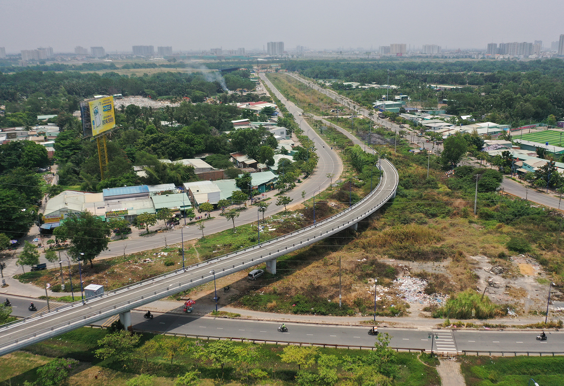 Hiện tại, một nhánh cầu vượt hướng từ dự án Khu liên hợp thể dục thể thao Rạch Chiếc rẽ trái về cầu Sài Gòn vẫn chưa được tổ chức giao thông.