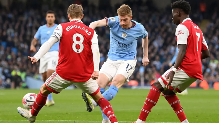 Kevin De Bruyne sớm mở tỷ số cho Man City với cú sút xa đẳng cấp đầu trận gặp Arsenal