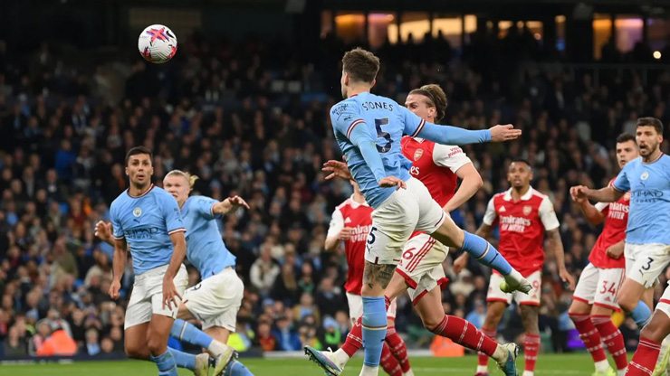 John Stones gặp may trong cú đánh đầu thành bàn gia tăng cách biệt cho đội chủ nhà cuối hiệp 1