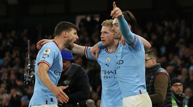 De Bruyne ăn mừng cùng Ruben Dias và Jack Grealish