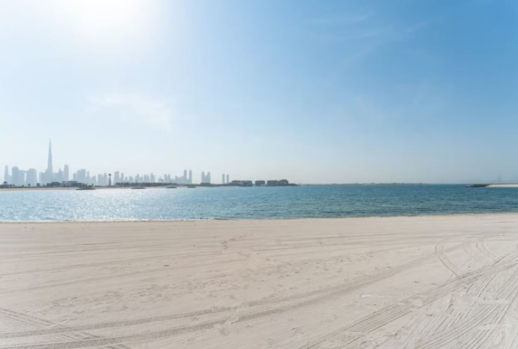 Bãi cát nằm trên đảo&nbsp;&nbsp;Jumeirah Bay. Để tới đảo này phải di chuyển qua cây cầu nối với đất liền.
