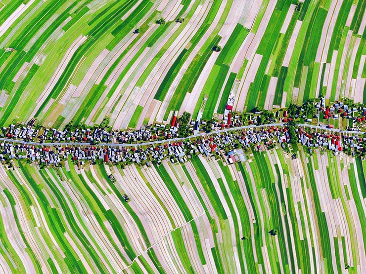 Hàng triệu người trên khắp thế giới đã bị mê hoặc bởi cách bố trí khác thường của ngôi làng này.
