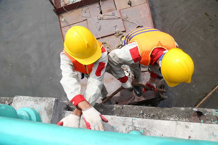 Do du thuyền có tải trọng lớn, các đơn vị tháo dỡ phải di dời từng hạng mục nhỏ. Cùng với đó, việc tháo dỡ, di dời phải đảm bảo an toàn tuyệt đối.
