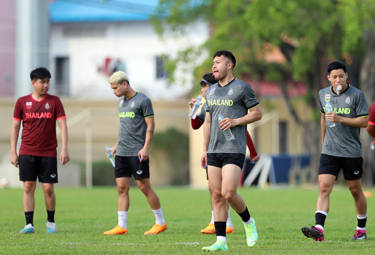 Các ngôi sao của U22 Thái Lan bở hơi tai với thời tiết nắng nóng ở Phnom Penh. Theo quy định, truyền thông chỉ được tác nghiệp 20 phút đầu buổi tập trước khi rời sân để U22 Thái Lan tập kín chuẩn bị cho trận mở màn với U22 Singapore.