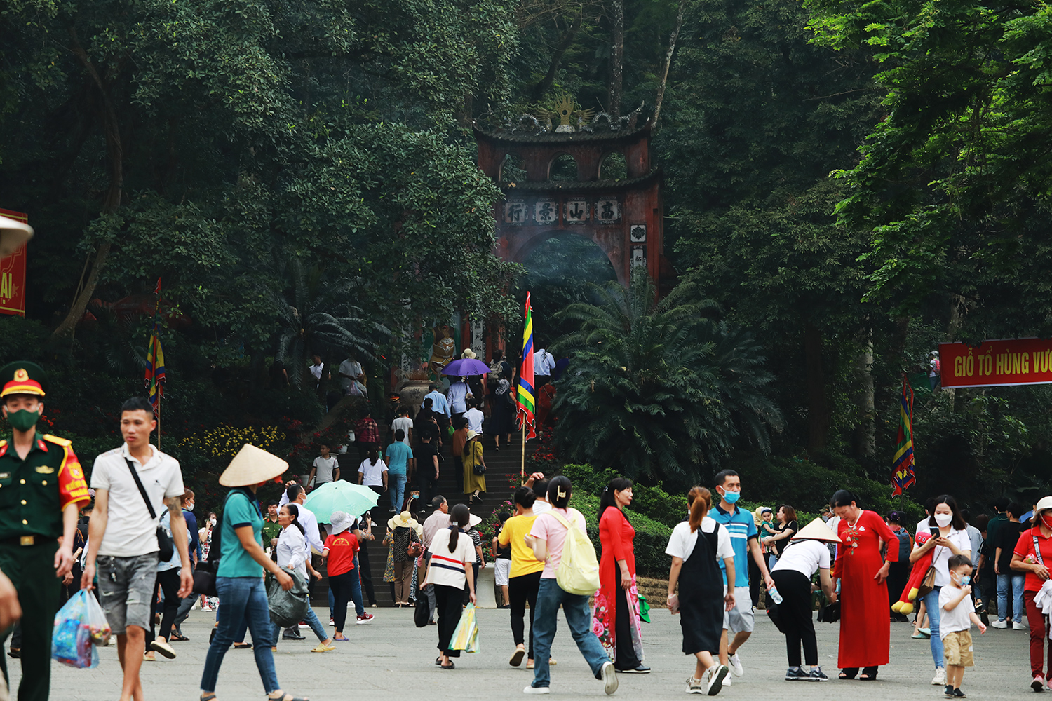 Ông Lê Trường Giang, Giám đốc Khu di tích lịch sử Đền Hùng cho biết, Giỗ Tổ 2023 dự kiến có&nbsp;khoảng 8 triệu du khách về Đền Hùng, gấp 8 lần năm 2022.&nbsp;Để đón hàng triệu du khách về dâng hương, Khu di tích đã chuẩn bị&nbsp;nhiều phương án đảm bảo an toàn về mọi mặt trong thời gian diễn ra lễ hội.