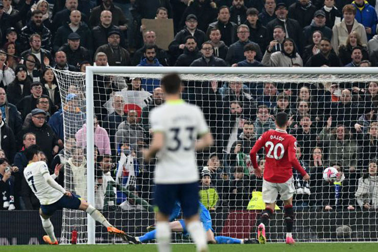 Son Heung Min chọc thủng lưới David De Gea khiến MU bị Tottenham cầm hòa 2-2