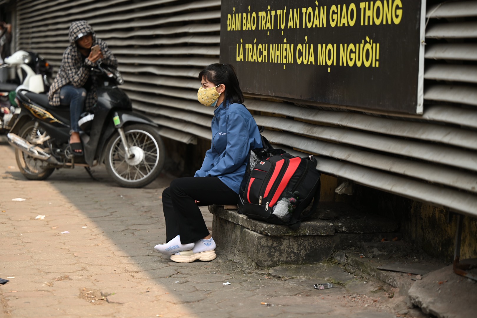 Nhiều người không thể mua được vé, ngồi chờ với hi&nbsp;vọng sẽ có xe nào còn chỗ để về quê.