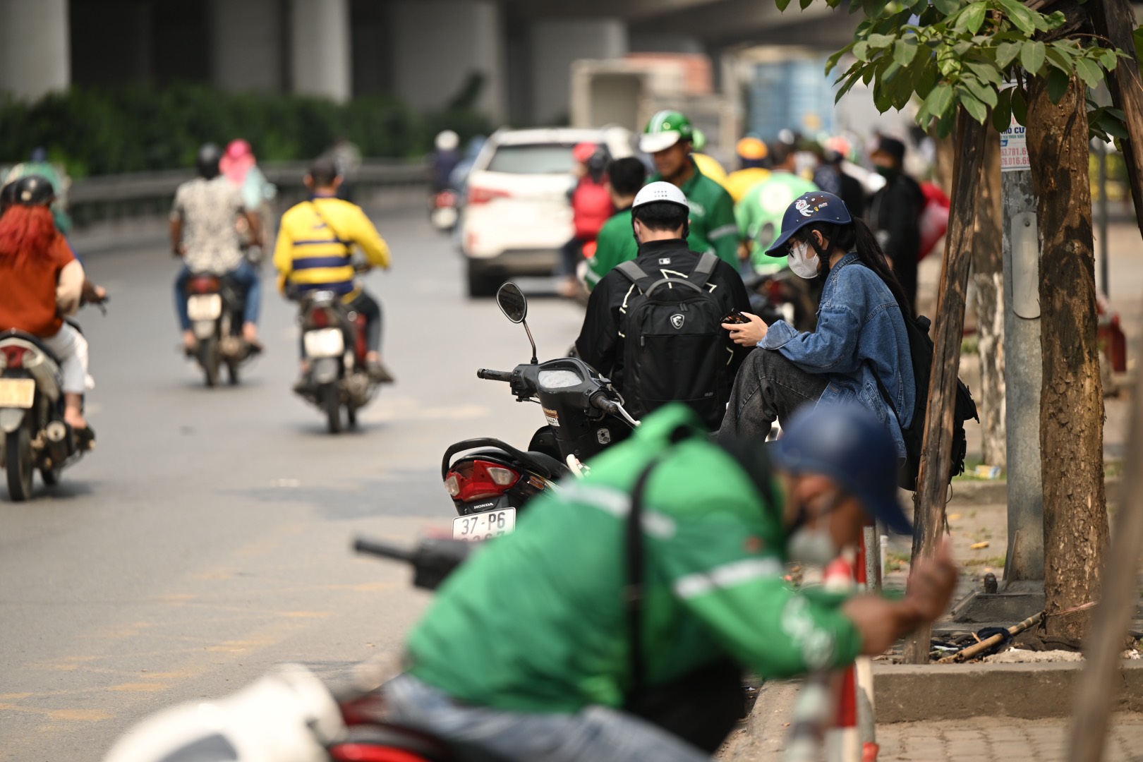 Bạn Huyền (quê Nghệ An) chia sẻ: "Em không kịp mua vé trước&nbsp;nên&nbsp;đã ra bến xe sớm để mua, nhưng không còn vé. Em ngồi đợi gần 3 tiếng rồi mà vẫn chưa có xe&nbsp;về quê".