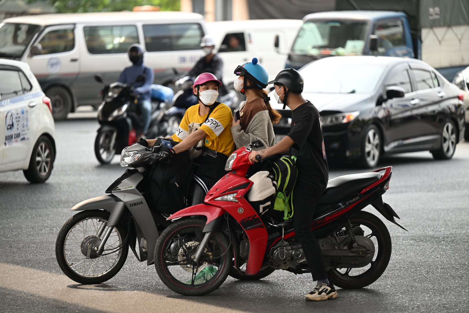 Càng về chiều, giao thông càng trở nên hỗn loạn