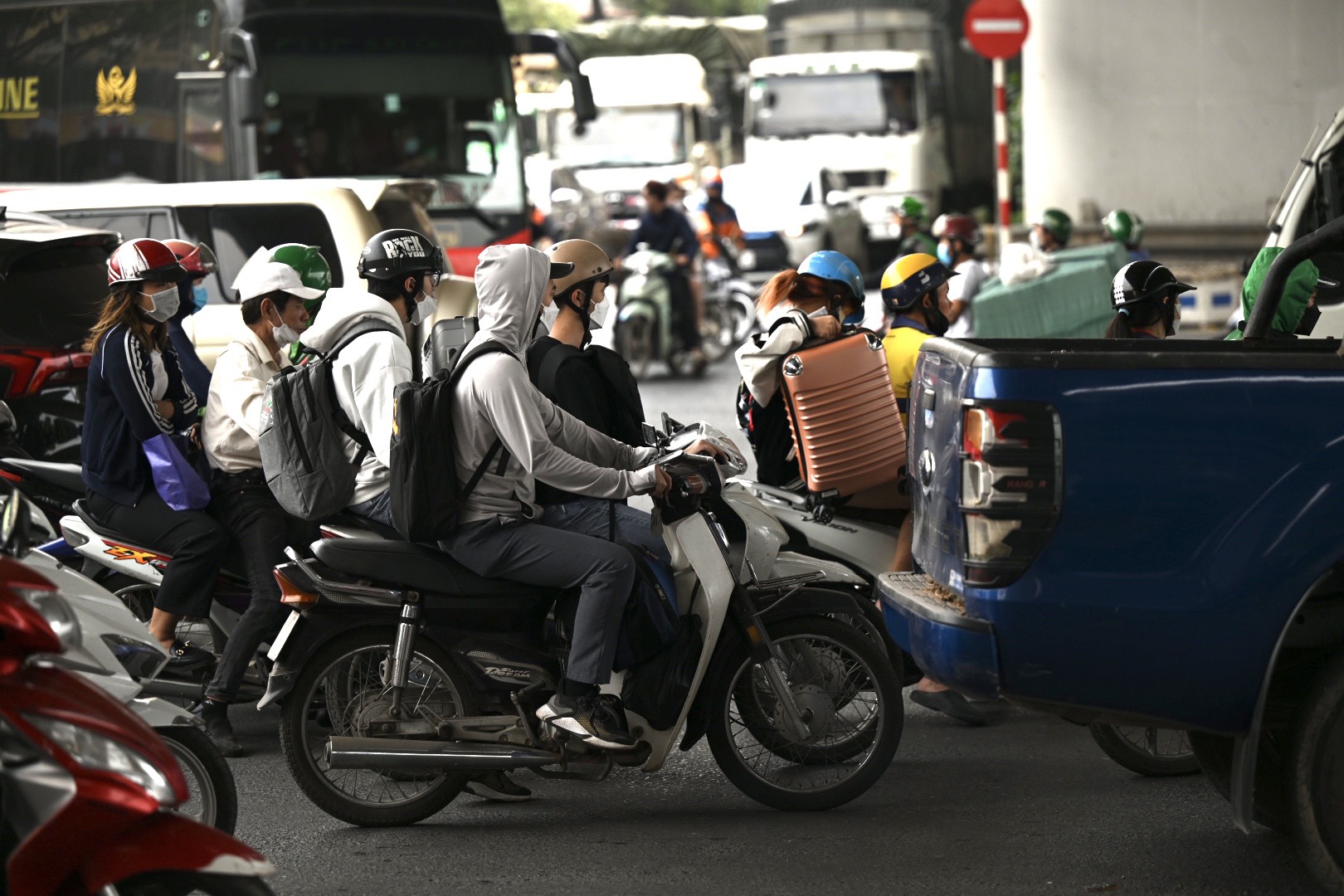 Người dân ùn ùn đi nghỉ lễ, cao tốc mới Mai Sơn - Quốc lộ 45 ùn tắc ở lối ra - 6