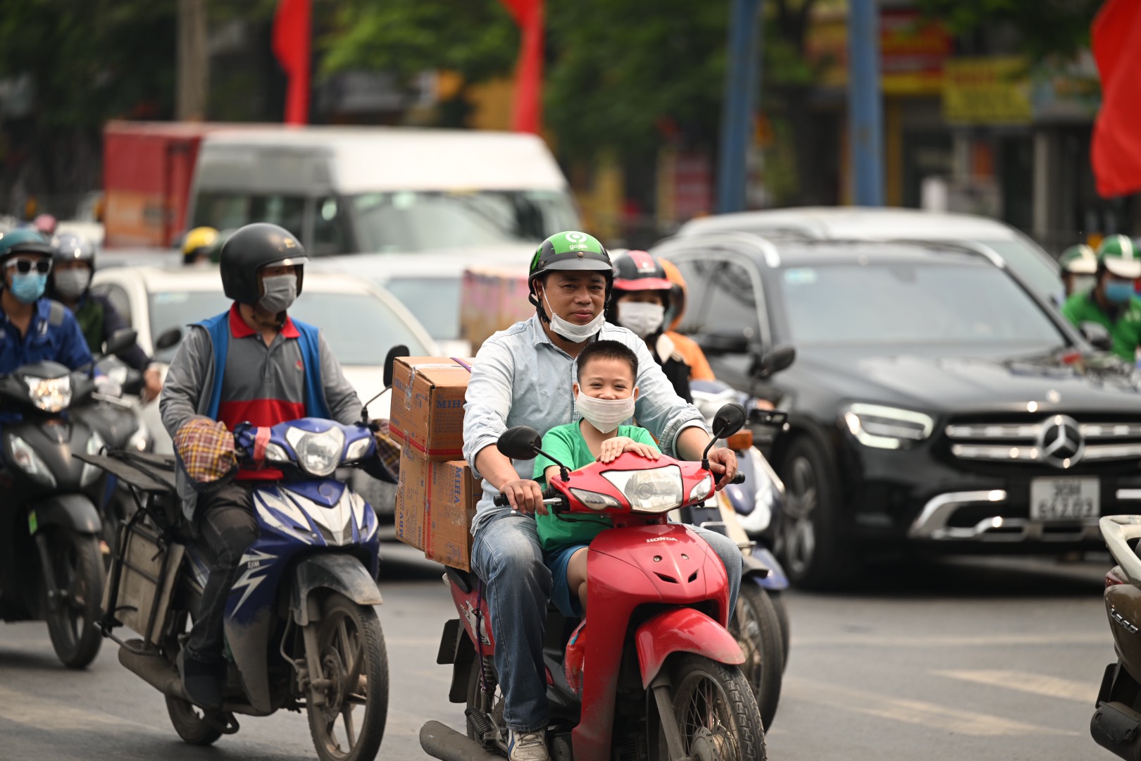 Nhiều em nhỏ cũng theo gia đình về quê nghỉ lễ sớm