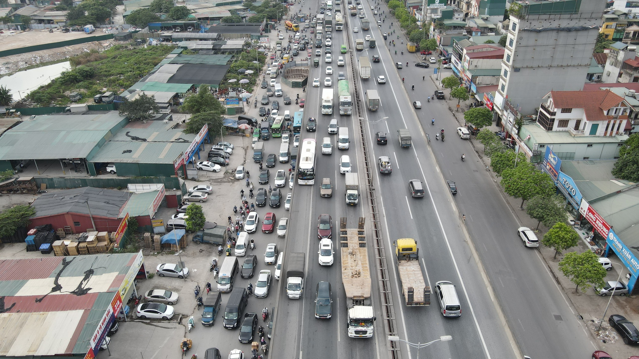 Vành đai 3 trên cao và dưới thấp đoạn qua Nguyễn Xiển tắc dài