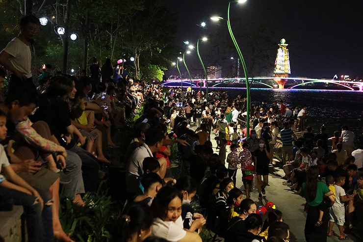 Theo ghi nhận của PV, tối 28/4 (tức 9/3 Âm lịch), hàng vạn người đã ngồi kín ven hồ ở công viên Văn Lang (TP&nbsp;Việt Trì, tỉnh Phú Thọ) chờ đón xem màn bắn pháo hoa tầm cao dịp Giỗ Tổ Hùng Vương 2023.