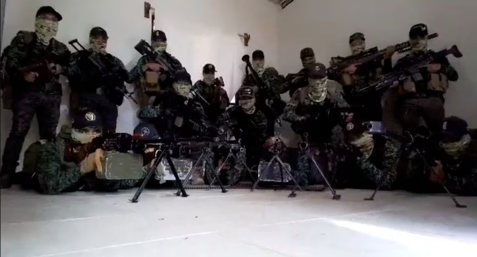 Thành viên băng đảng CJNG khoe vũ khí. Ảnh: Reuters