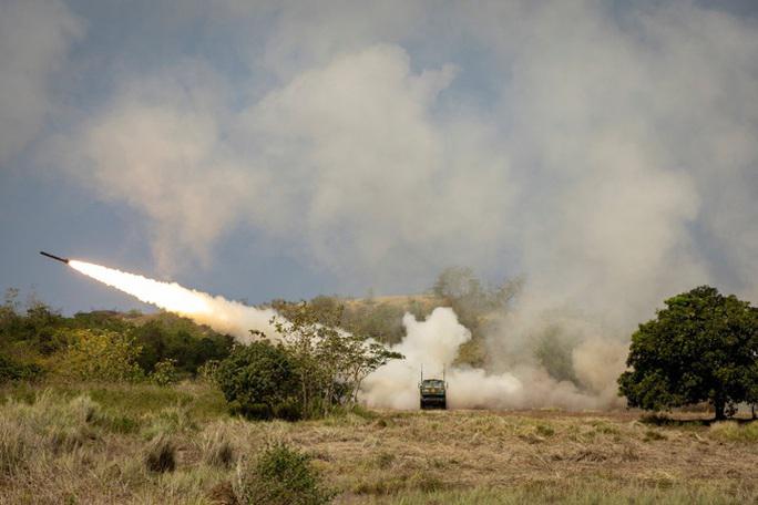 Pháo phản lực phóng loạt HIMARS khai hỏa trong cuộc tập trận hôm 26-4. Ảnh: Reuters