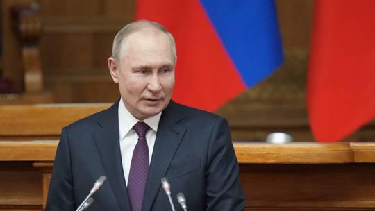 Tổng thống Nga Vladimir Putin phát biểu trong cuộc họp của Hội đồng Lập pháp Nga tại St. Petersburg hôm 28-4. Ảnh: Sputnik