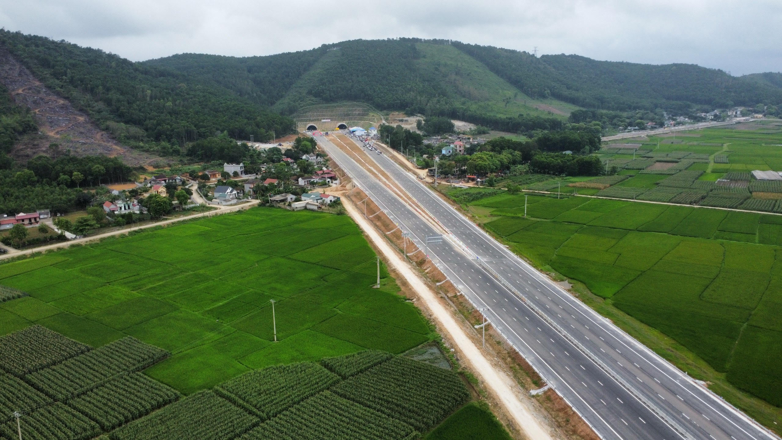 Giai đoạn 1 được đầu tư xây dựng quy mô 4 làn xe, rộng 17m, vận tốc thiết kế tối đa 80km/h.