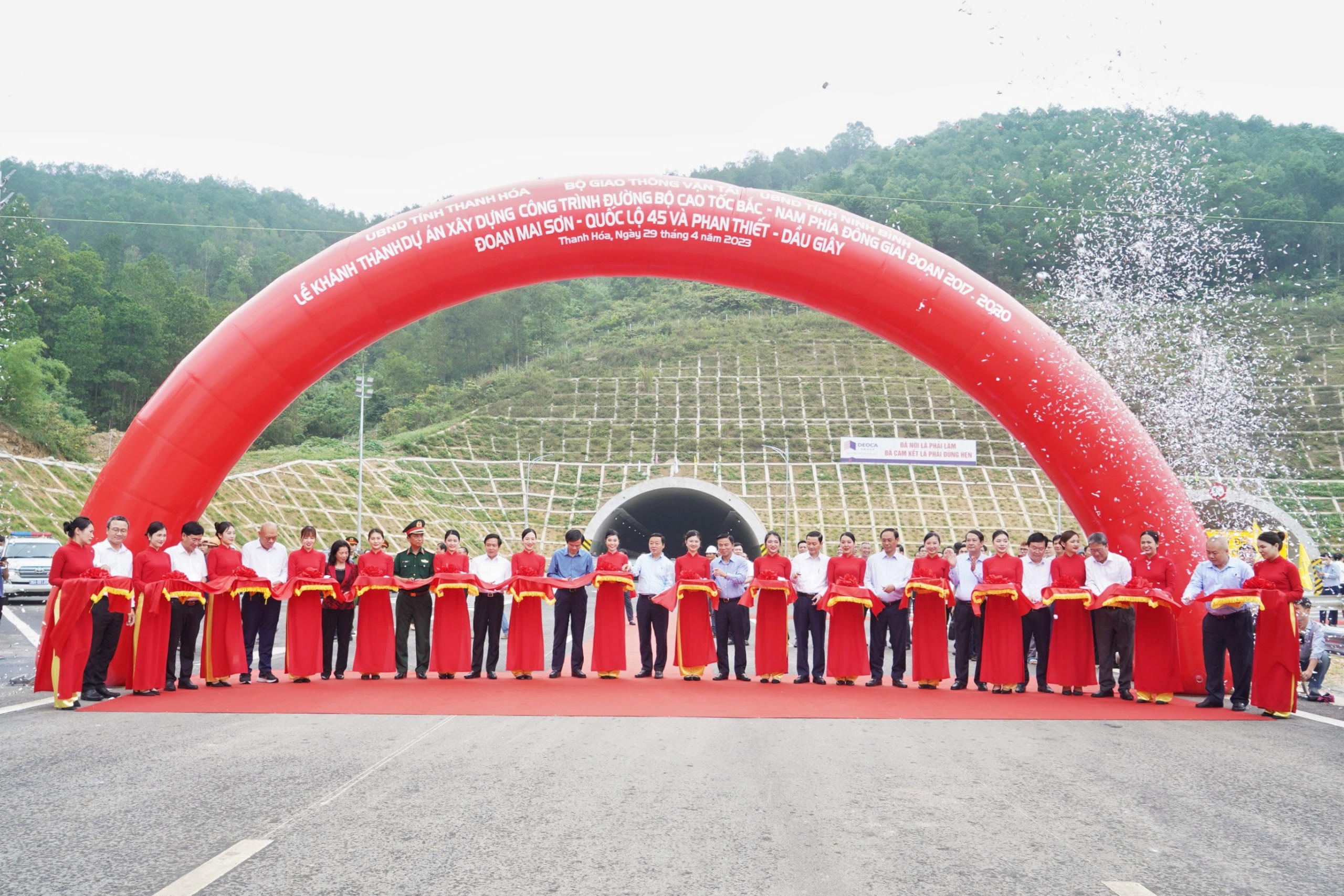 Phó thủ tướng&nbsp;Trần Hồng Hà, Thứ trưởng Bộ GTVT Lê Đình Thọ và các lãnh đạo địa phương cắt băng khánh thành tại điểm cầu Thanh Hoá.