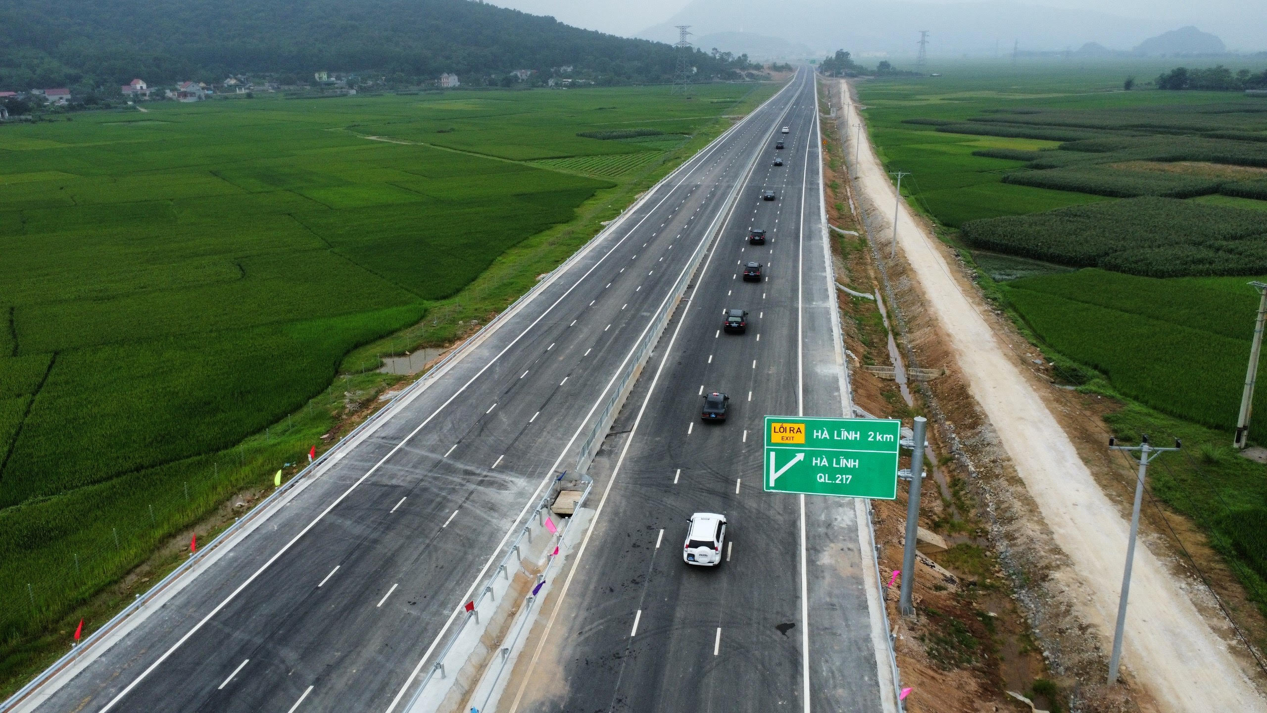 Các phương tiện di chuyển trên cao tốc Mai Sơn - Quốc lộ 45 sau lễ khánh thành.&nbsp;