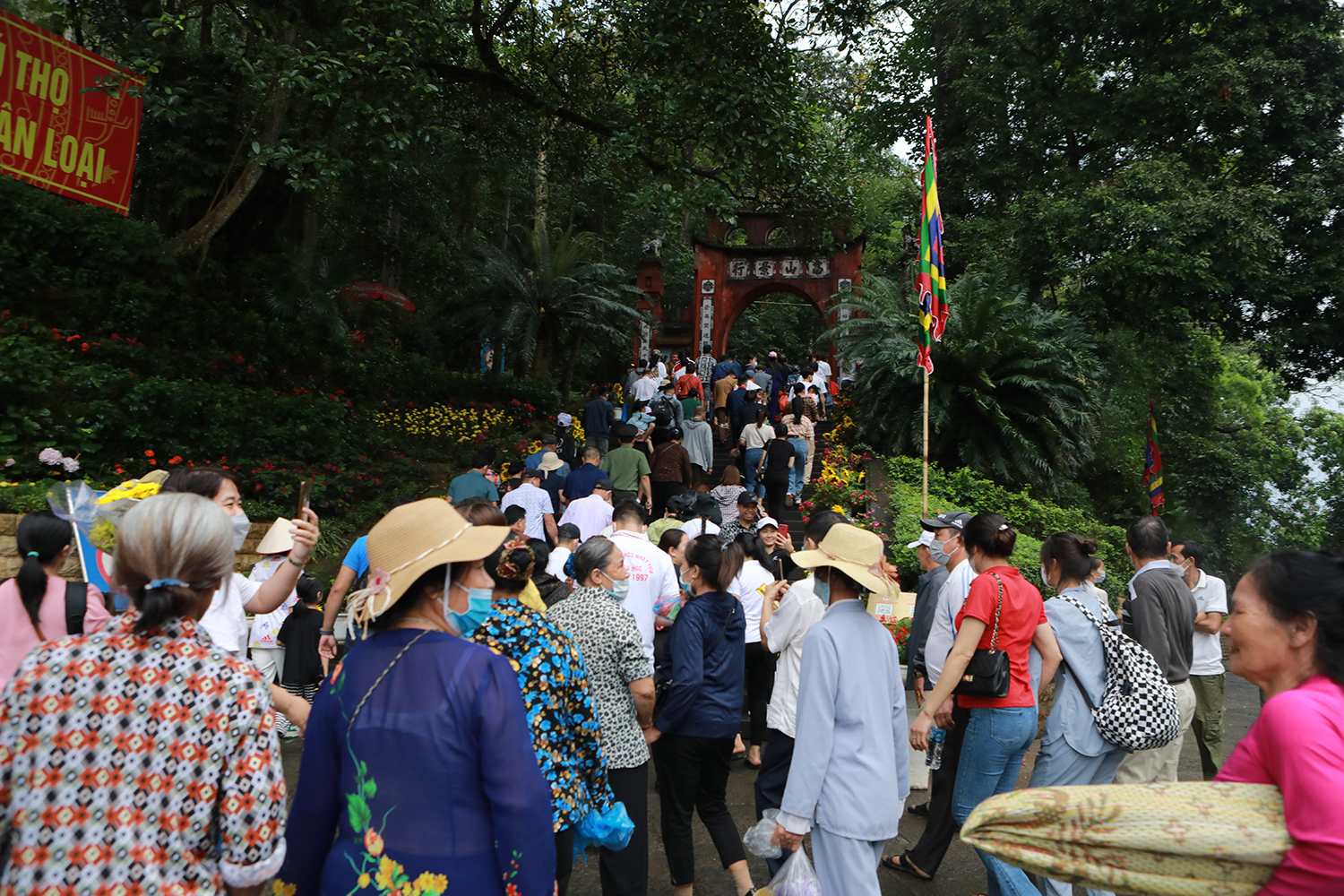 Người dân từ chân núi Nghĩa Lĩnh lên cổng chính không phải chen nhau như mọi năm mà thảnh thơi, ngắm cảnh… trong thời tiết mát mẻ.