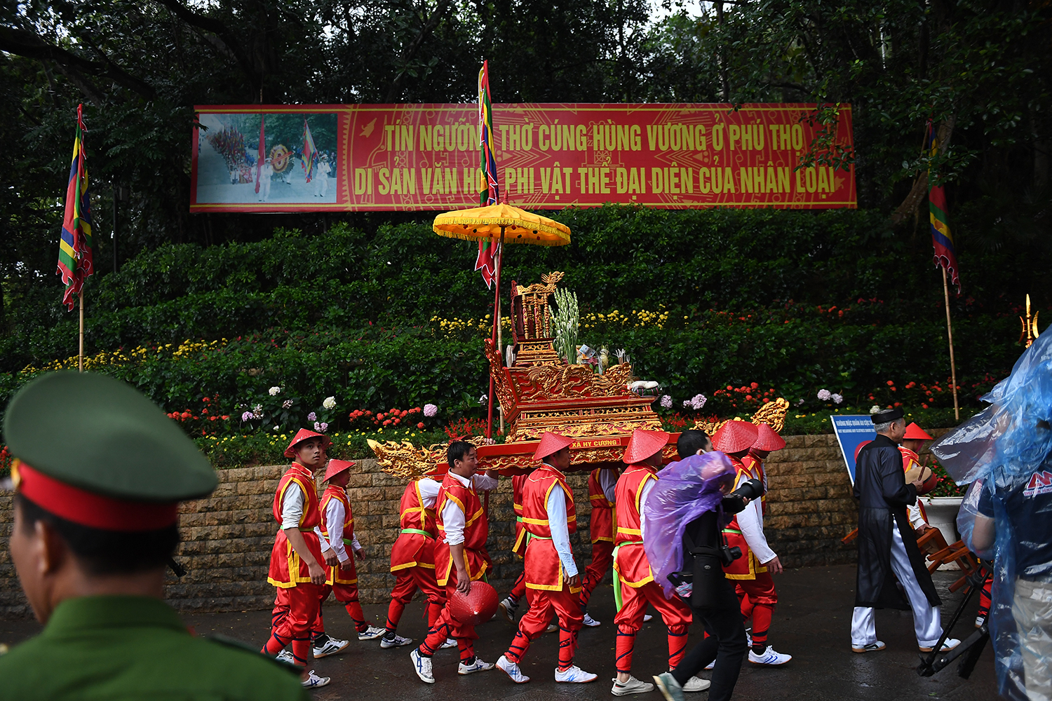 Đúng 6h sáng, trong không khí trang nghiêm, đoàn dâng hương gồm các khối nghi thức, đội rước kiệu, lễ vật đã khởi hành,&nbsp;di chuyển từ sân trung tâm Khu Di tích lịch sử đền Hùng qua Nghi môn, đền Hạ, đền Trung lên đền Thượng. Sáng sớm nay, trời mưa khá to.