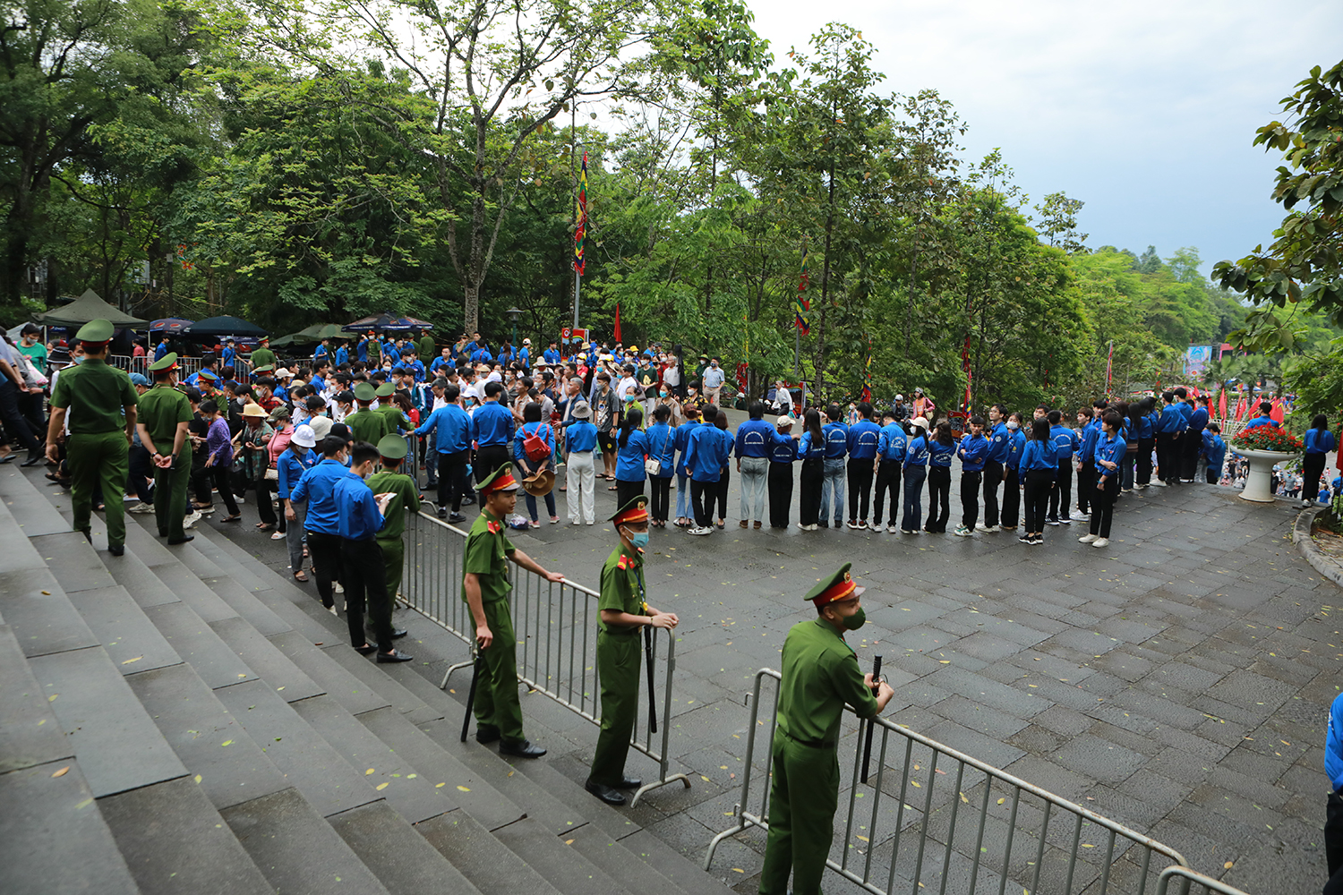 Lực lượng an ninh không phải “căng mình” ngăn dòng người chen nhau lên dâng lễ Vua Hùng như mọi năm.