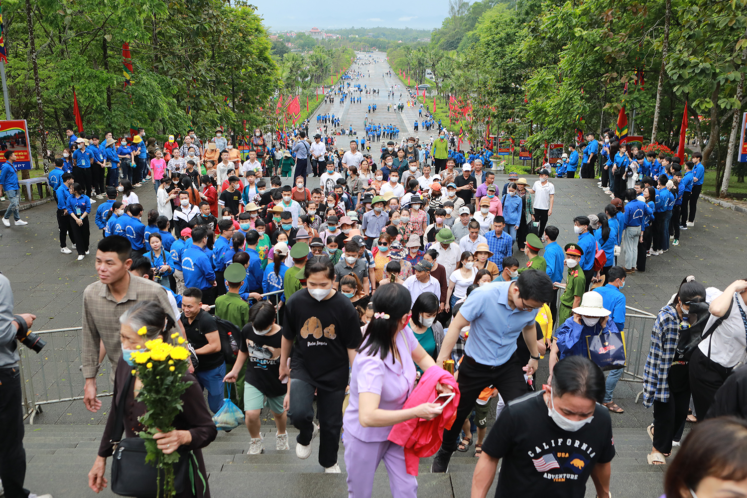 Khoảng 7h30, hàng rào an ninh mở cho người dân lên dâng lễ.