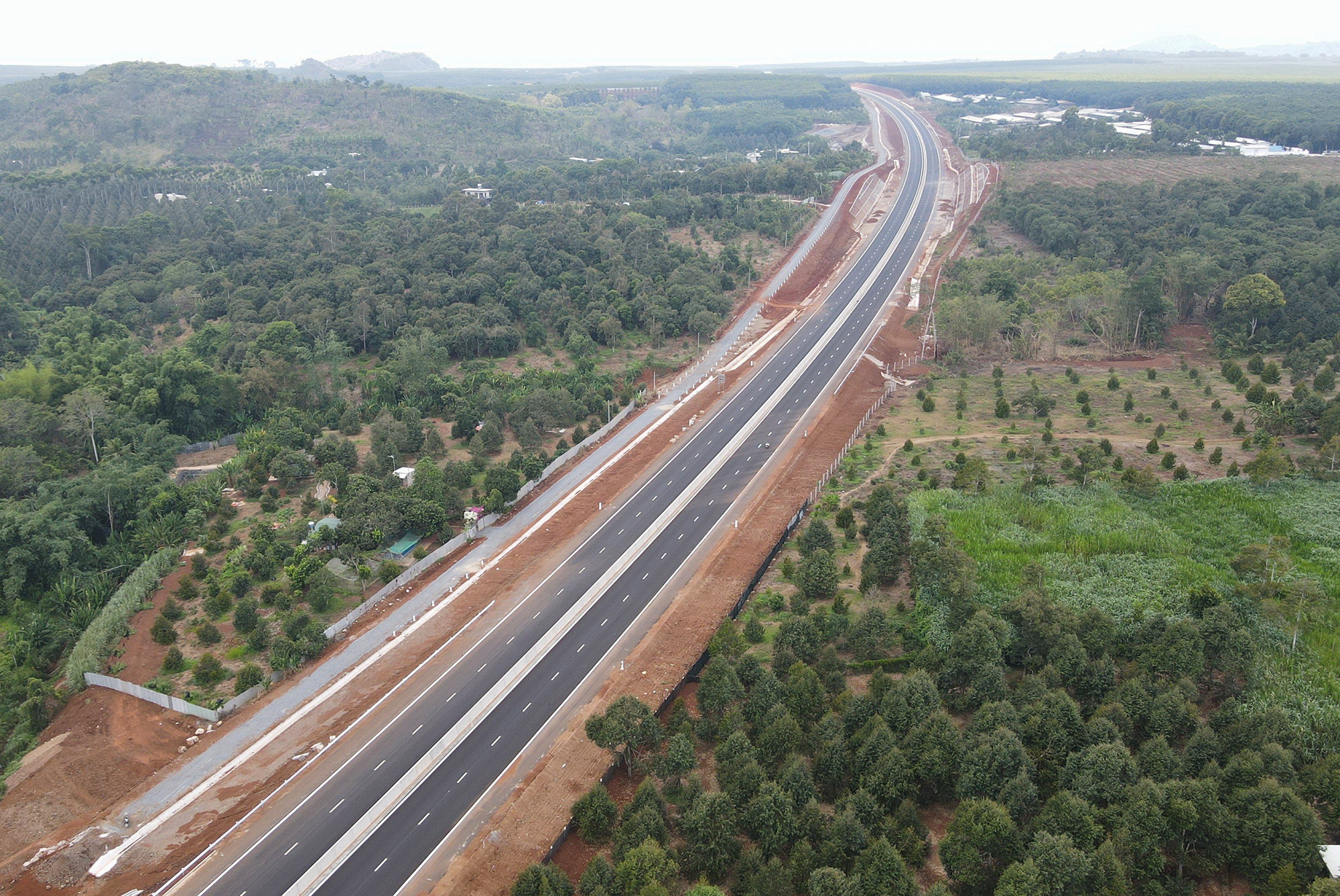 Cao tốc Phan Thiết – Dầu Giây dài 99km, đi qua địa bàn tỉnh Đồng Nai và Bình Thuận, khởi công tháng 9/2020, tổng chi phí hơn 12.500 tỷ đồng. Theo tiến độ ban đầu, dự án hoàn thành vào cuối năm 2022. Tuy nhiên, do bị chậm tiến độ nên được gia hạn hoàn thành vào dịp 30/4.