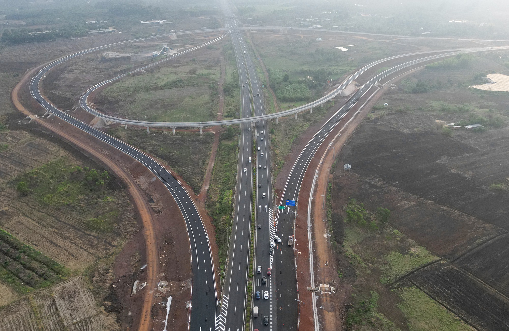 Ảnh: Những đoàn xe đầu tiên chạy 99km cao tốc vừa khánh thành ở phía Nam - 7