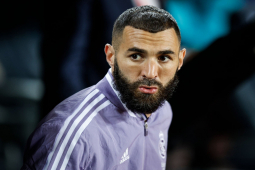 Benzema từ chối ”tiền tấn” sang Ả Rập như Ronaldo: Ở lại Real săn danh hiệu