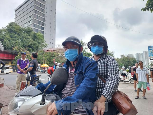 Xúc động vợ chồng người Việt gác chuyện kinh doanh, chạy xe máy 8 tiếng tới Campuchia cổ vũ đội nhà - 2