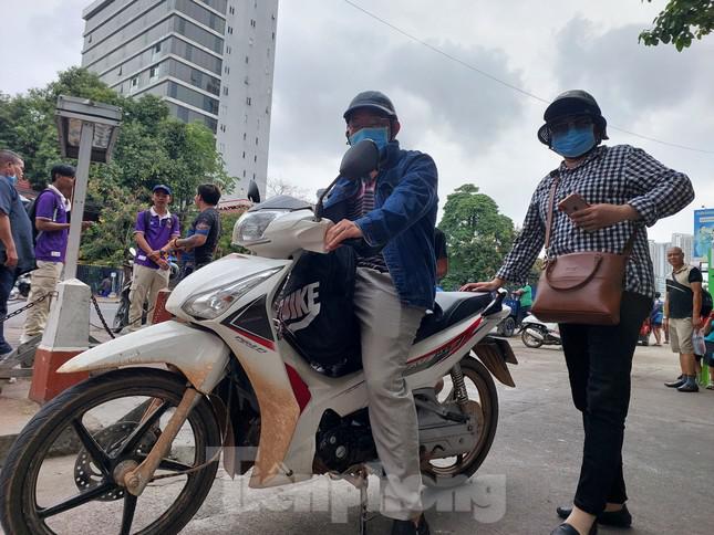 Xúc động vợ chồng người Việt gác chuyện kinh doanh, chạy xe máy 8 tiếng tới Campuchia cổ vũ đội nhà - 1
