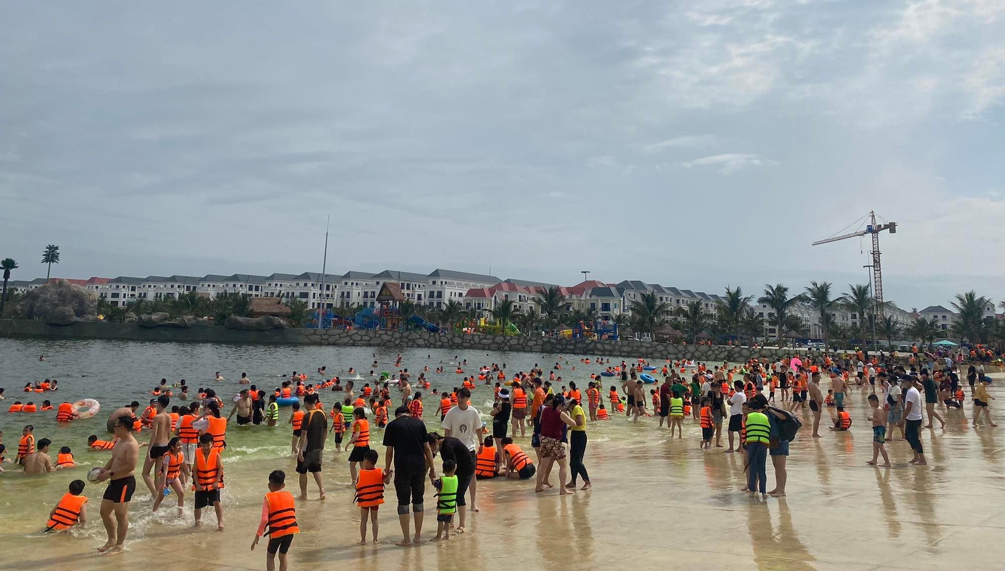 Một khu đô thị khác ở huyện Văn Giang (Hưng Yên) cũng thu hút hàng nghìn người đến vui chơi trong ngày nghỉ lễ thứ hai.