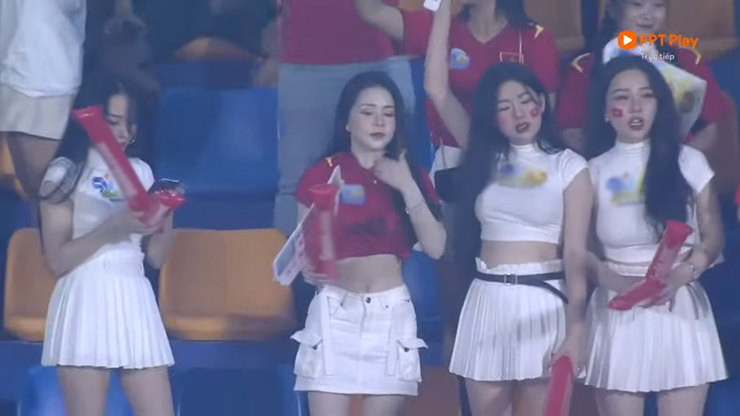 Việt Nam thắng nhọc trận ra quân SEA Games: Dàn hot girl thu hút camera trên khán đài - 1