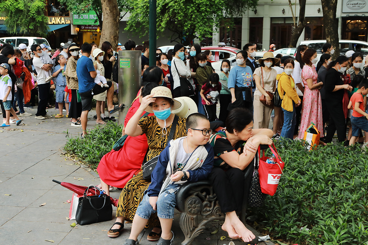 Hà Nội: Người dân “rồng rắn” xếp hàng nhiều giờ để đi xe buýt 2 tầng miễn phí - 9