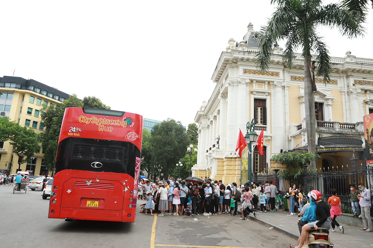 Hà Nội: Người dân “rồng rắn” xếp hàng nhiều giờ để đi xe buýt 2 tầng miễn phí - 10