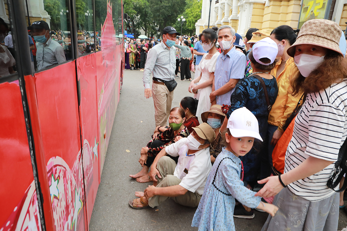 Hà Nội: Người dân “rồng rắn” xếp hàng nhiều giờ để đi xe buýt 2 tầng miễn phí - 11