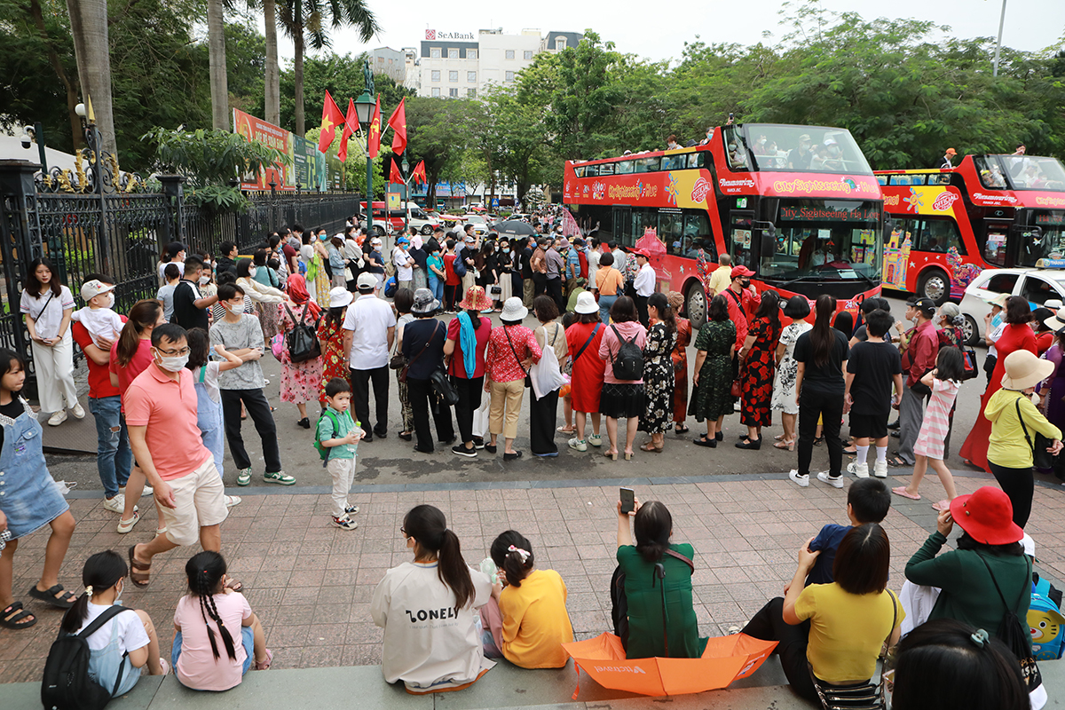 Hà Nội: Người dân “rồng rắn” xếp hàng nhiều giờ để đi xe buýt 2 tầng miễn phí - 12