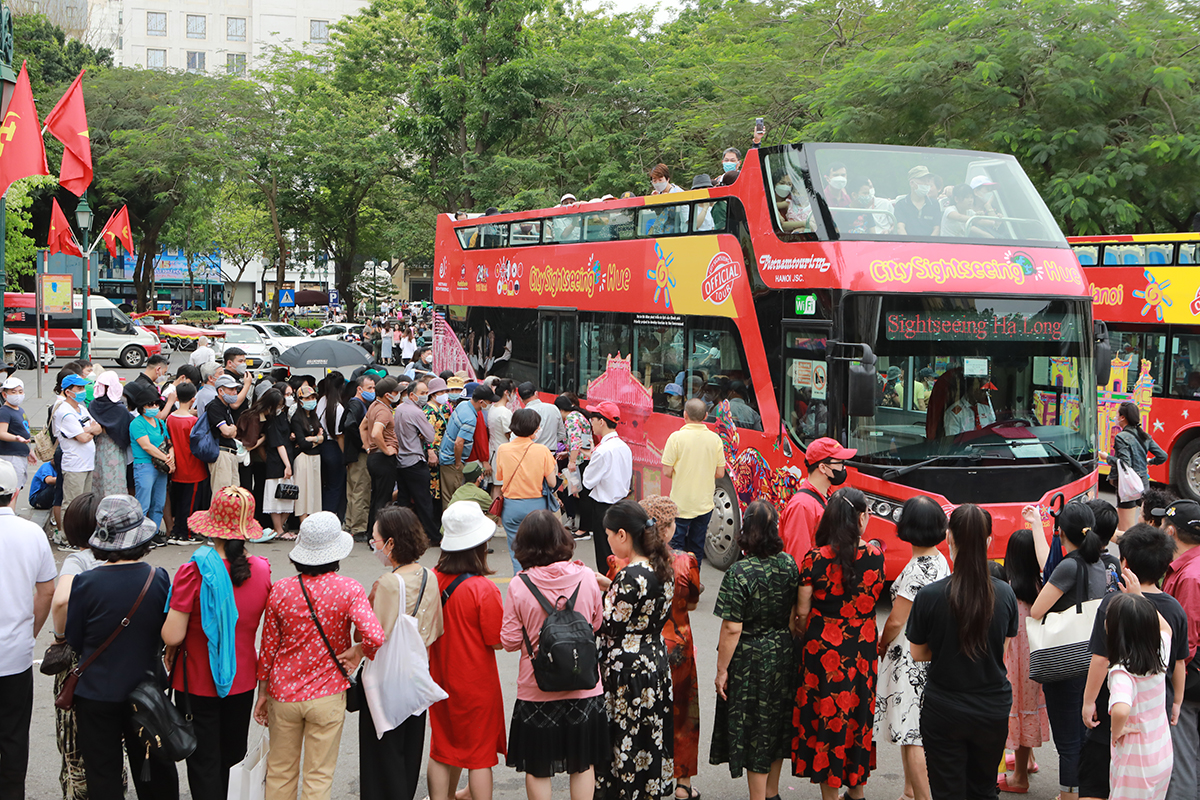 Hà Nội: Người dân “rồng rắn” xếp hàng nhiều giờ để đi xe buýt 2 tầng miễn phí - 3