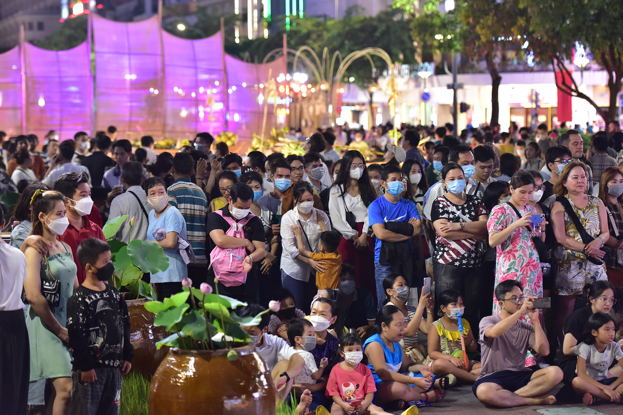 Hàng nghìn người đổ về trung tâm TP.HCM chờ xem pháo hoa mừng lễ 30/4 - 2