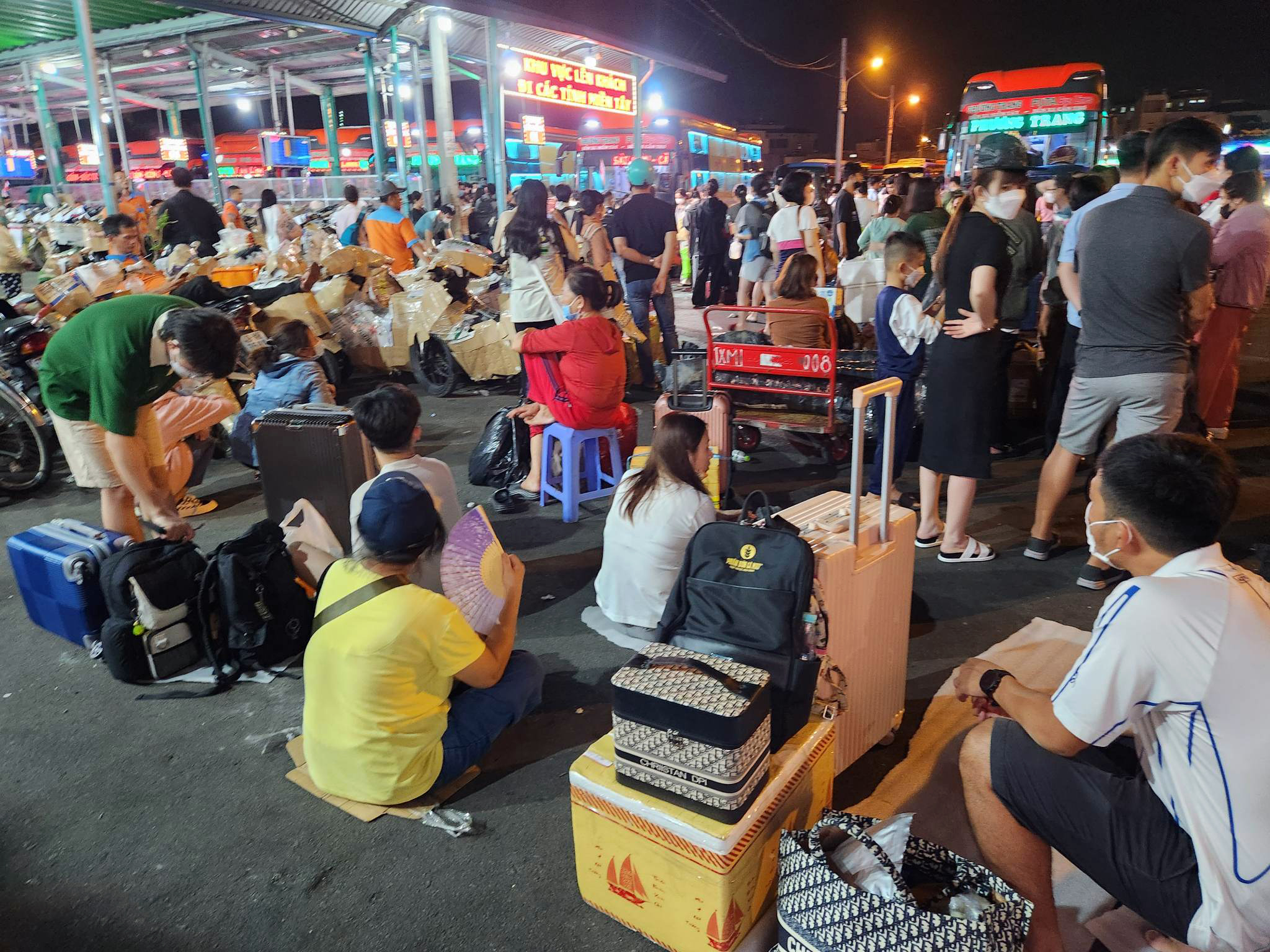 “Tôi mua vé tuyến 19h30 nhưng giờ đã 21h30 vẫn còn ngồi ở bến xe đợi vì xe chưa về bến. Ráng chờ thêm 2 giờ nữa nếu xe chưa về bến thì tôi đành về nhà ngủ vậy. Đi đứng, chờ đợi kiểu này mệt quá”, anh Lê Linh quê (An Giang) nói.