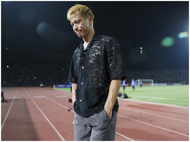 Trang phục cá tính của HLV trưởng&nbsp;Keisuke Honda gây chú ý.